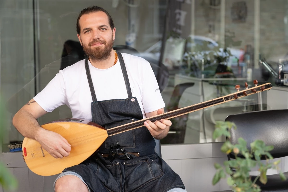 Berberlik ve Türk Müziği Bir Arada: Berber Sazıyla Tıraş Ediyor