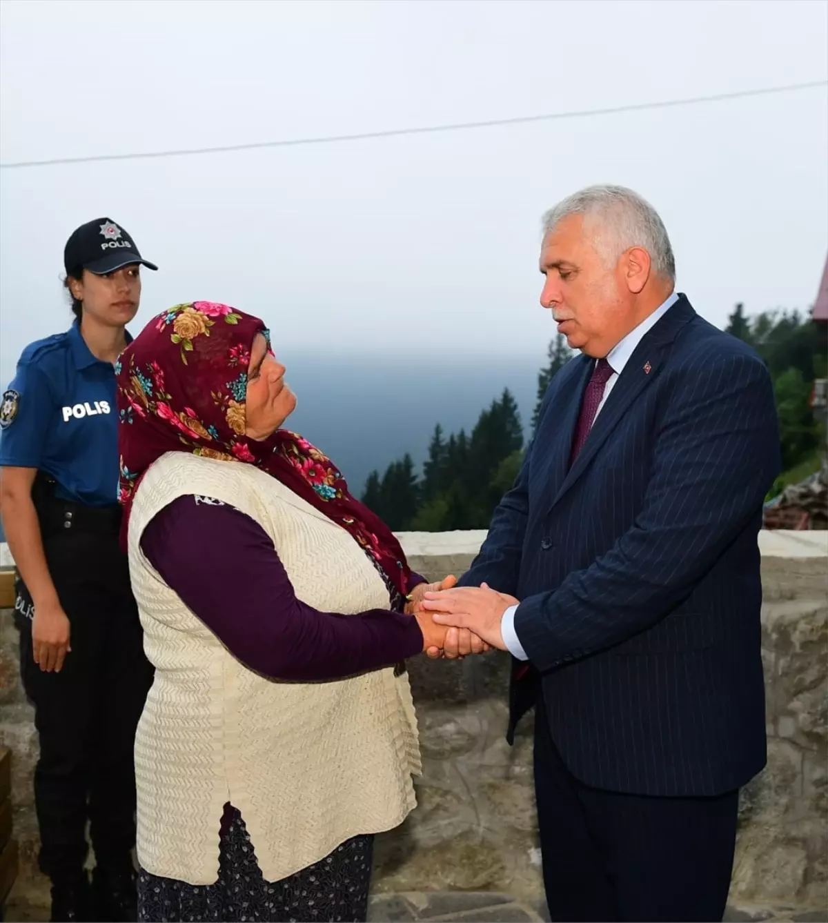 Trabzon Valisi Yıldırım, şehit Eren Bülbül\'ün kabrini ziyaret etti