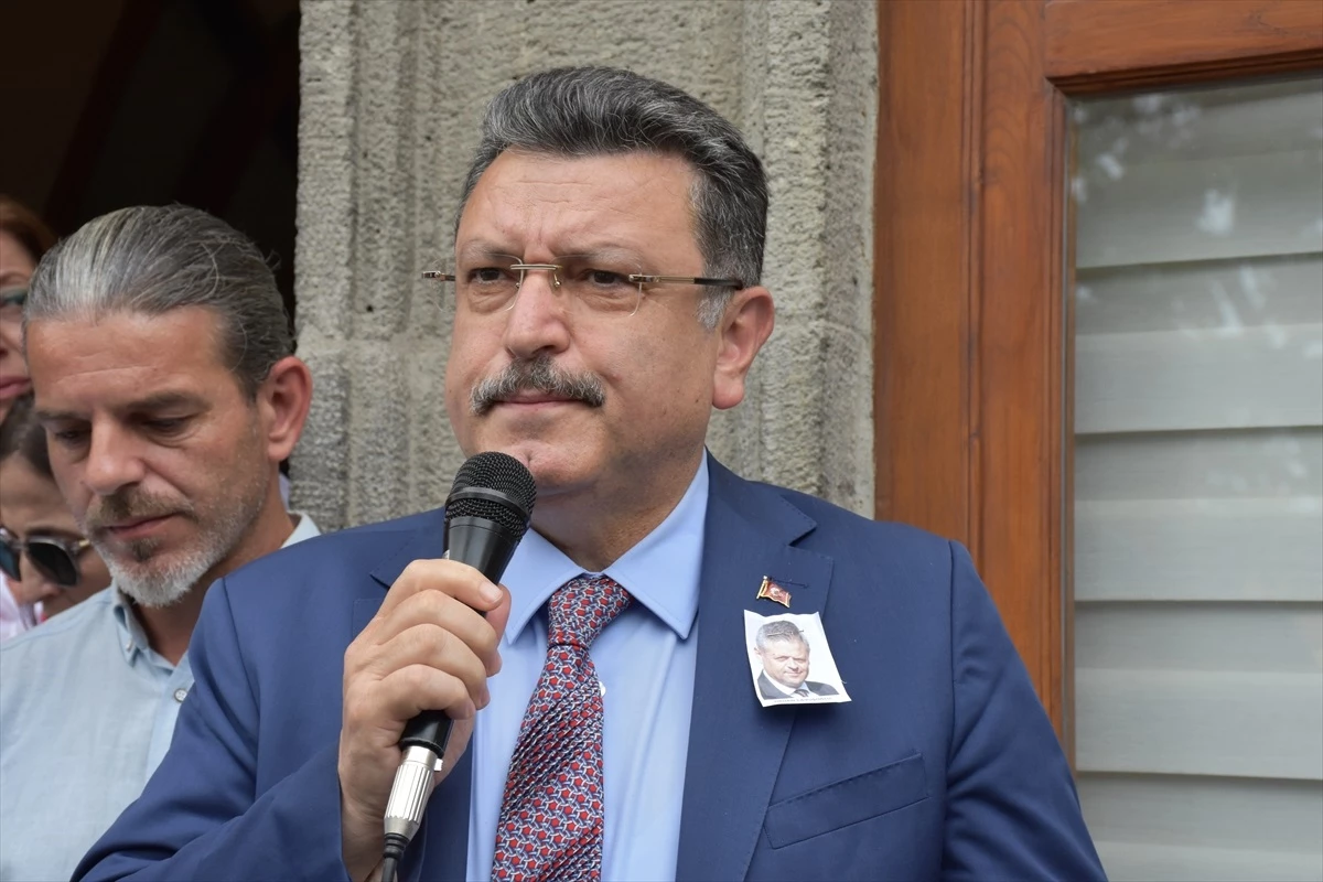 Trabzon\'da Gazeteci Orhan Çavuşoğlu Son Yolculuğuna Uğurlandı