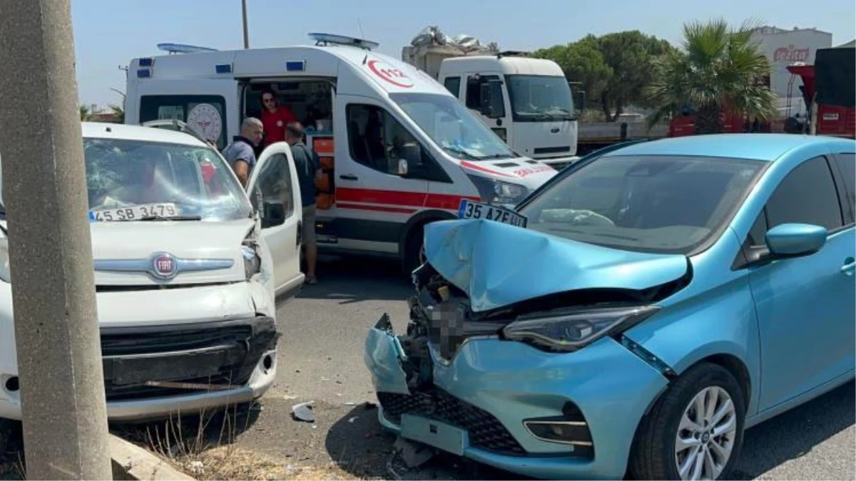 Turgutlu\'da Otomobil ve Hafif Ticari Araç Çarpıştı: 7 Yaralı