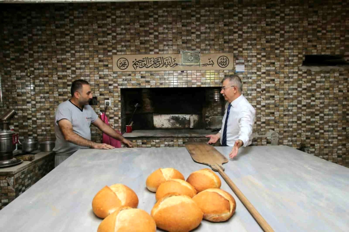 Amasya Valisi Yılmaz Doruk, Taşova\'da Fırında Ekmek Pişirdi