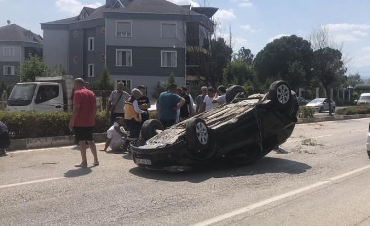 Köpeğe çarpmamak için manevra yapan otomobil takla attı