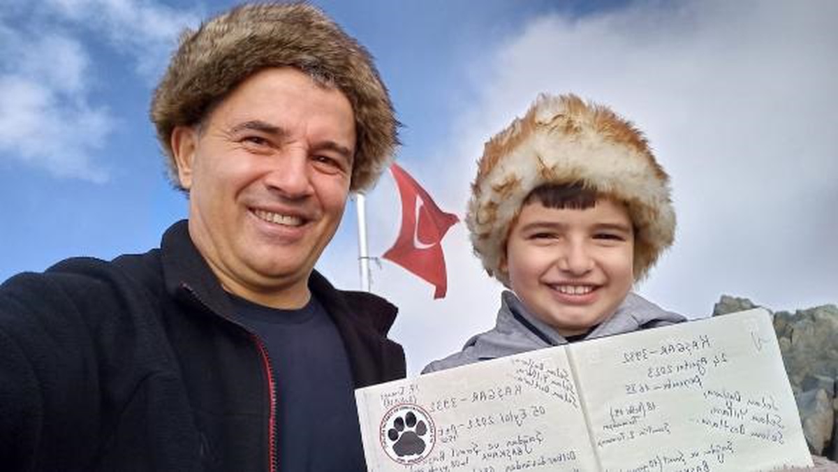 Trabzon\'da 10 yaşındaki öğrenci babasıyla Kaçkar Dağları\'nın zirvesine ikinci kez tırmandı