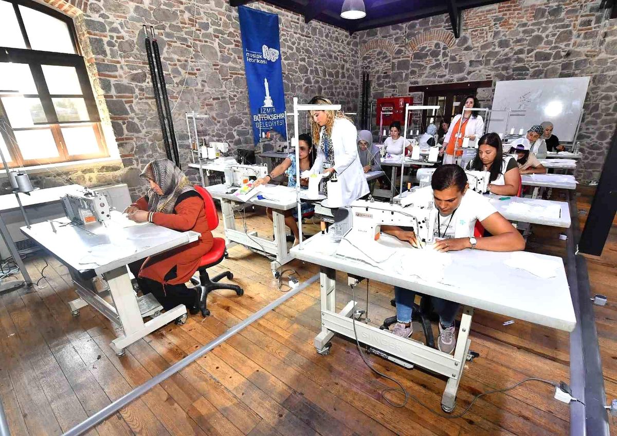 İzmir Büyükşehir Belediyesi, Hijyenik Ped Üretimi İçin Atölye Açtı