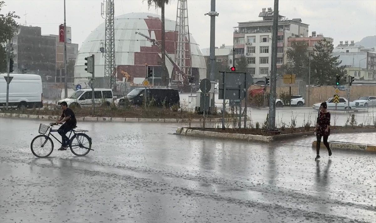 Van\'da Sağanak Yağış: Vatandaşlar Zor Anlar Yaşadı