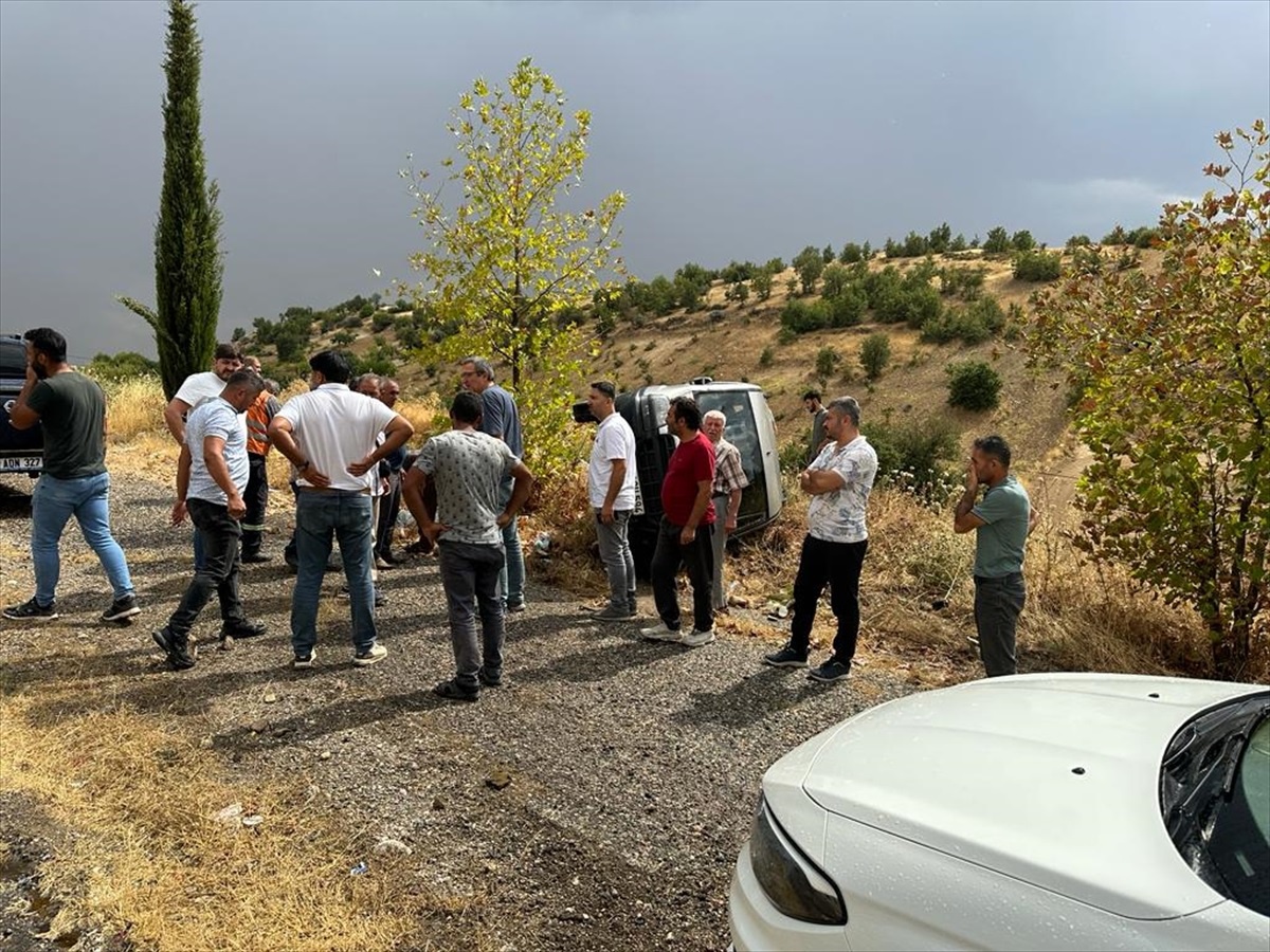 Adıyaman\'da Kamyonetle Hafif Ticari Araç Çarpıştı: 3 Yaralı