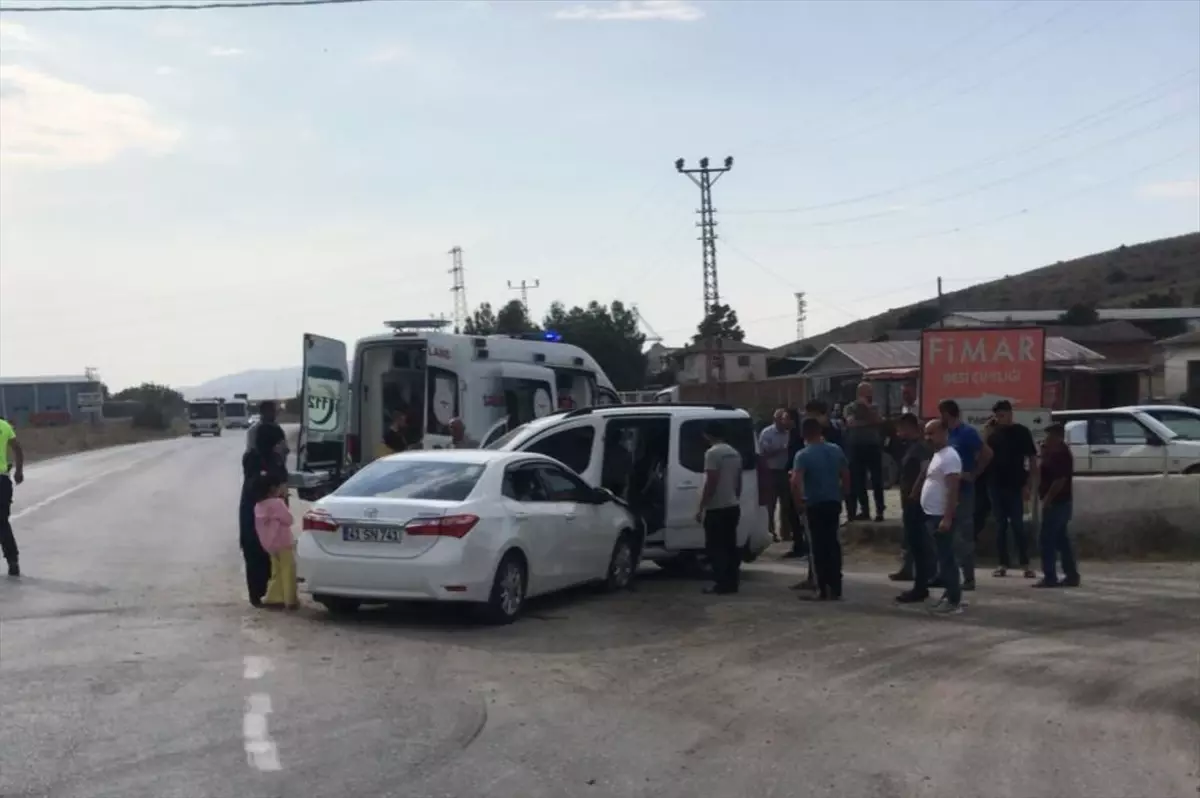 Amasya\'da trafik kazası: 3 kişi yaralandı