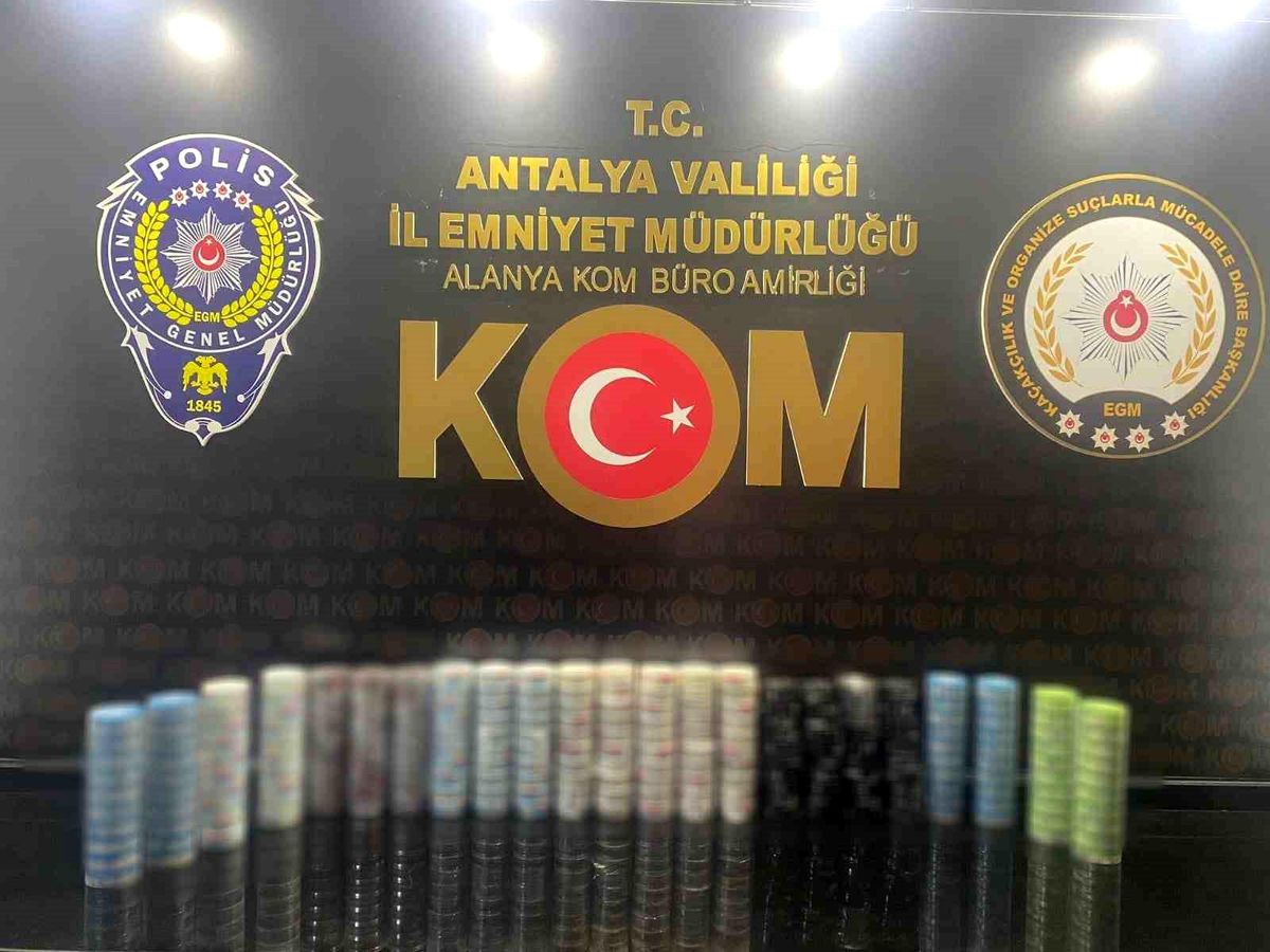 Antalya\'da yapılan baskında 44 bin 600 dolu makaron ve 140 litre sahte alkol ele geçirildi