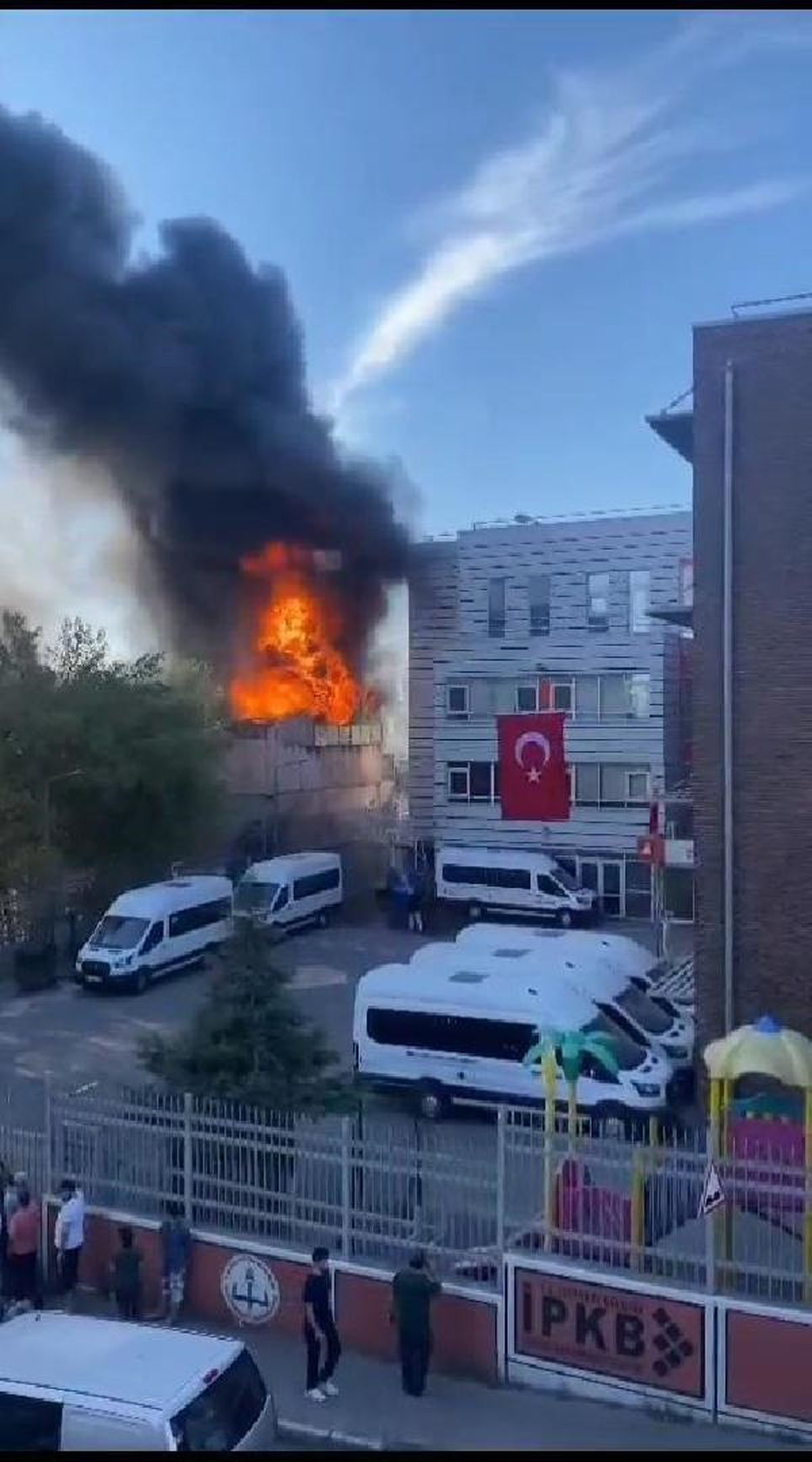 Bağcılar\'da geri dönüşüm tesisinde yangın-1