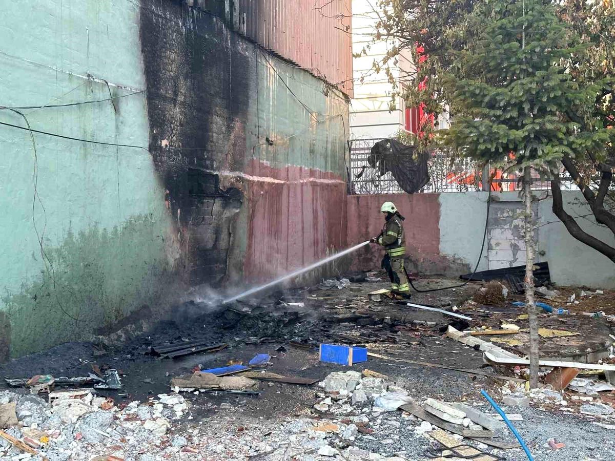 İstanbul\'da yapı malzemeleri deposunda yangın çıktı