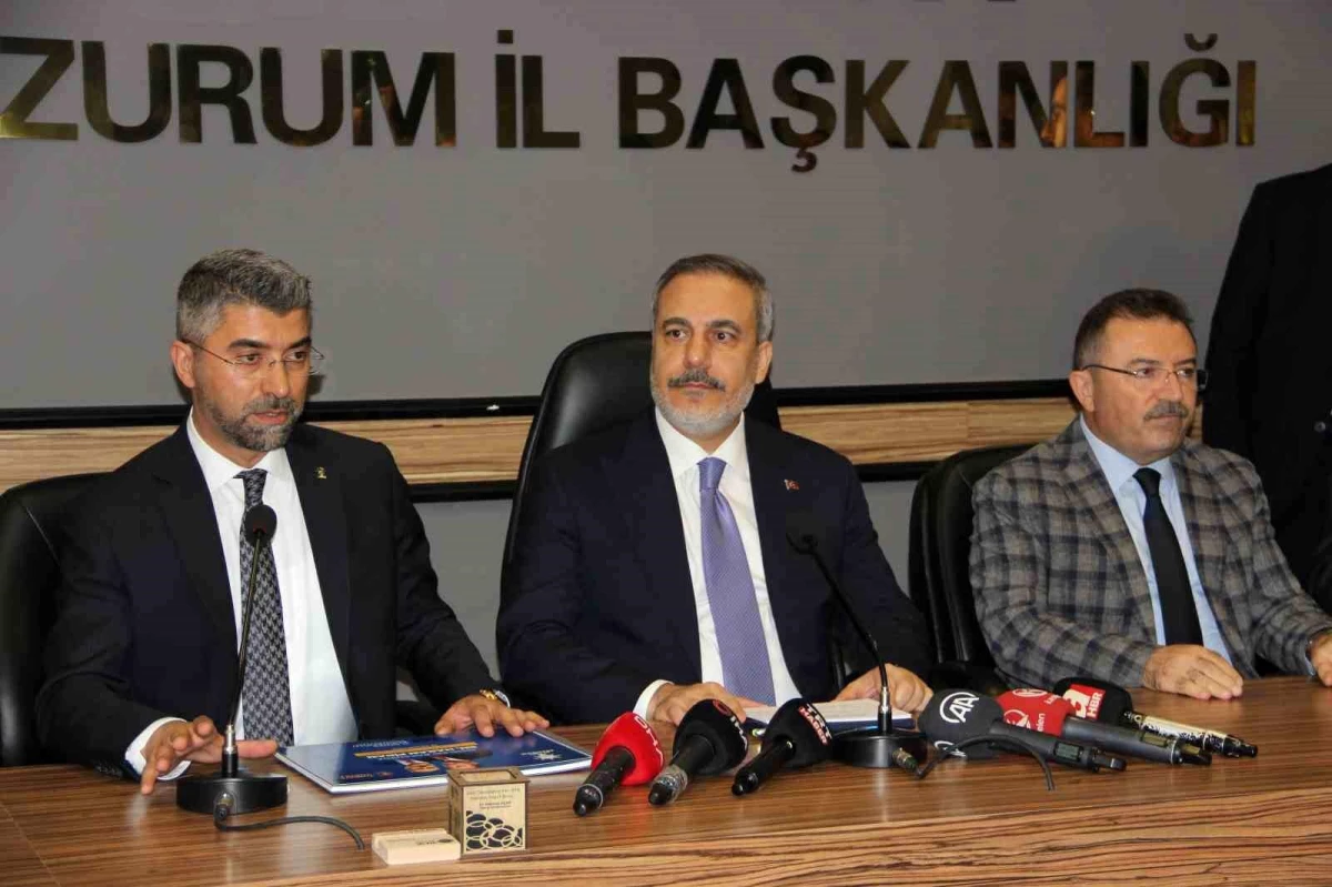 Dışişleri Bakanı Hakan Fidan Erzurum\'da AK Parti İl Başkanlığını ziyaret etti