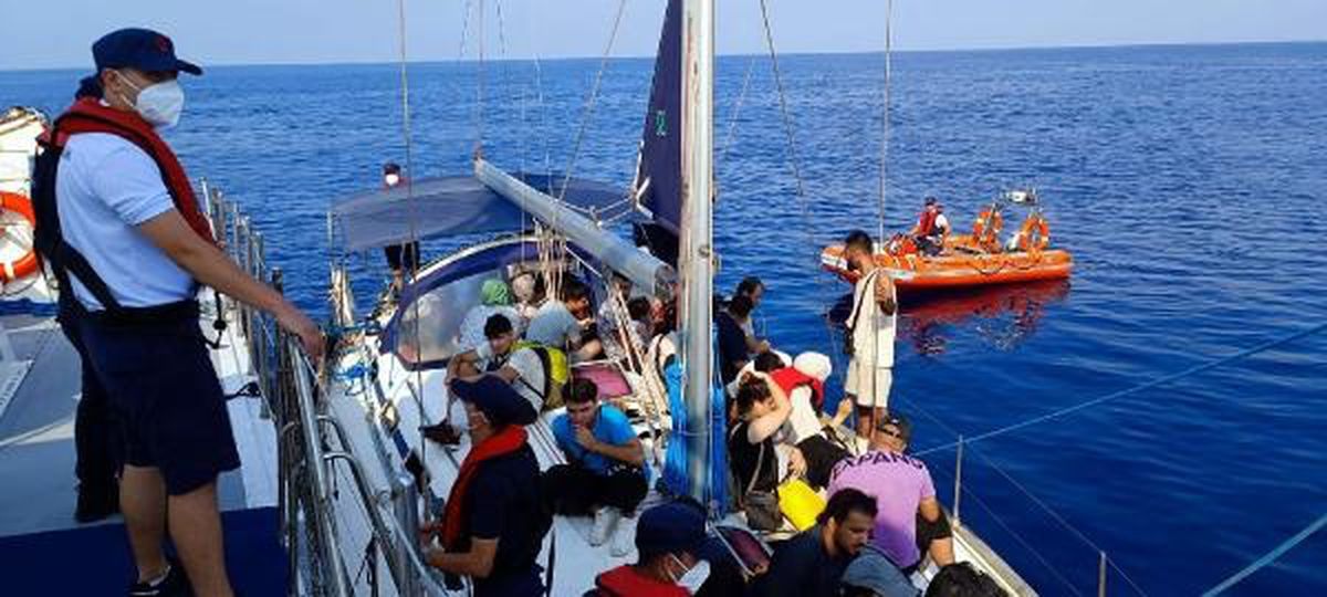 Bodrum\'da Yunanistan tarafından geri itilen 118 kaçak göçmen kurtarıldı