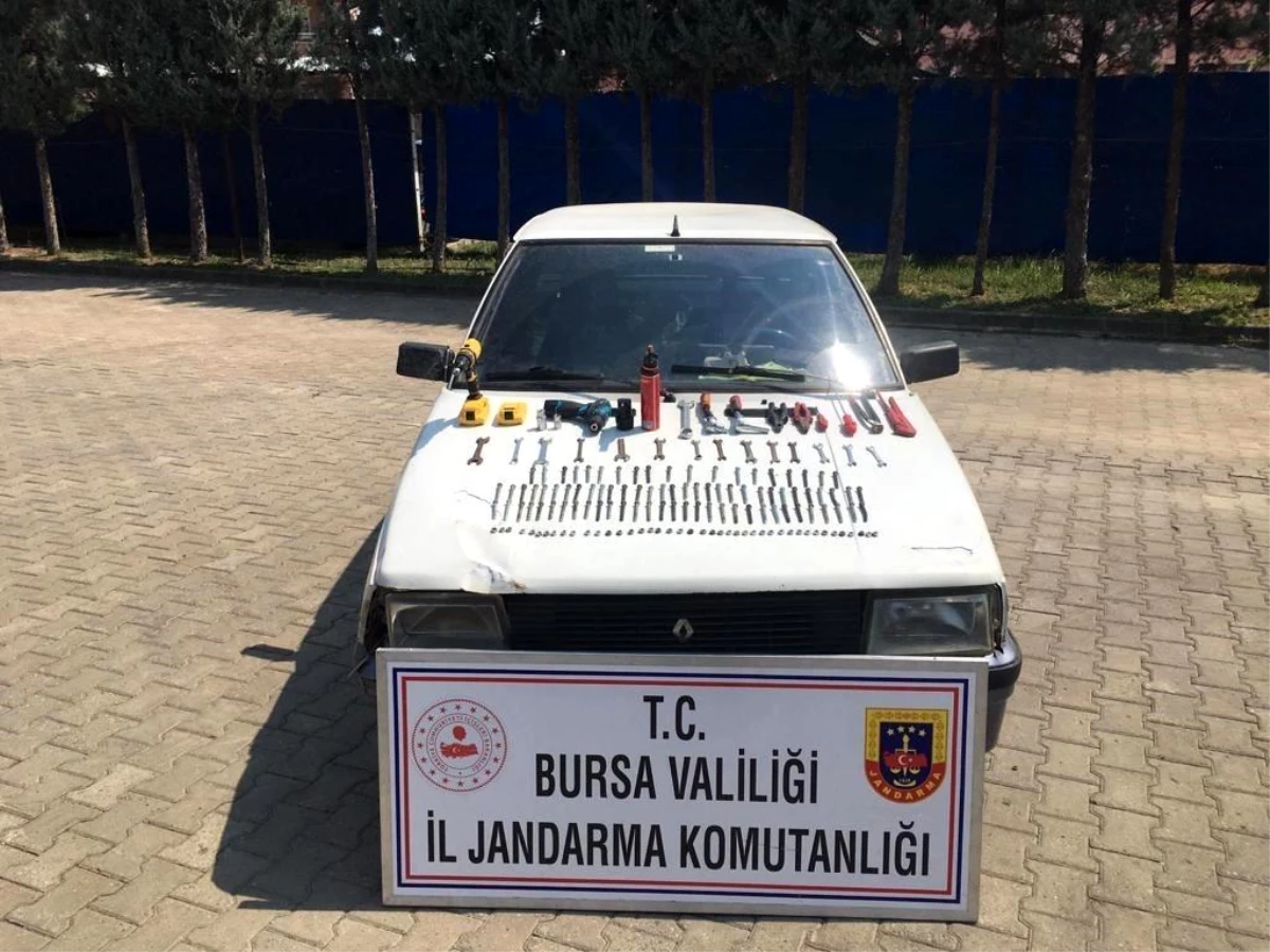 Bursa\'da Jandarma Ekipleri Trafik Levhalarını Çalan Hırsızları Yakaladı