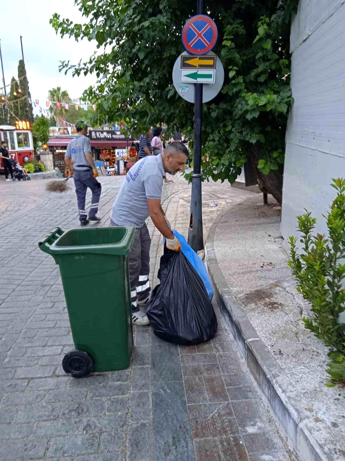 Antalya Büyükşehir Belediyesi Kaleiçi\'ni Temizliyor