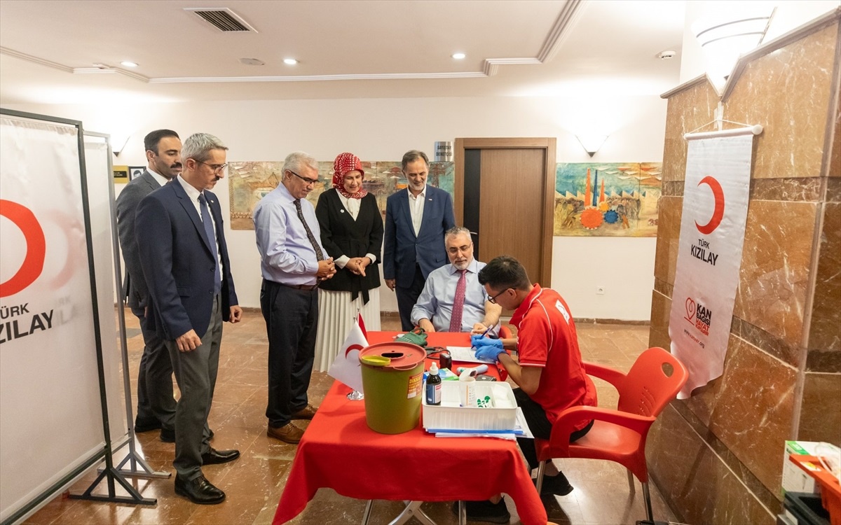 Bakan Işıkhan Türk Kızılaya Kan Bağışında Bulundu