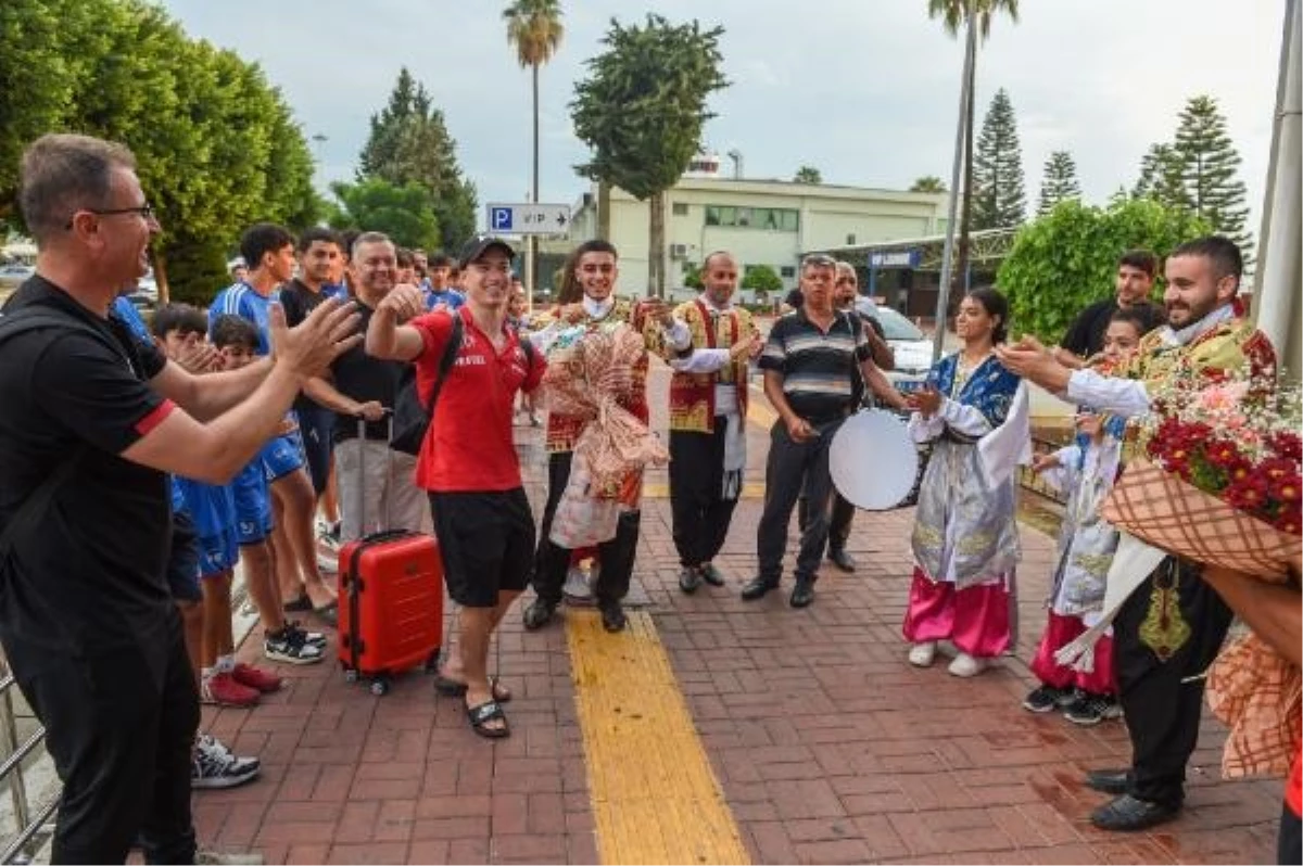Cimnastik Milli Takımı Adana Çiftetellisi ile Karşılandı