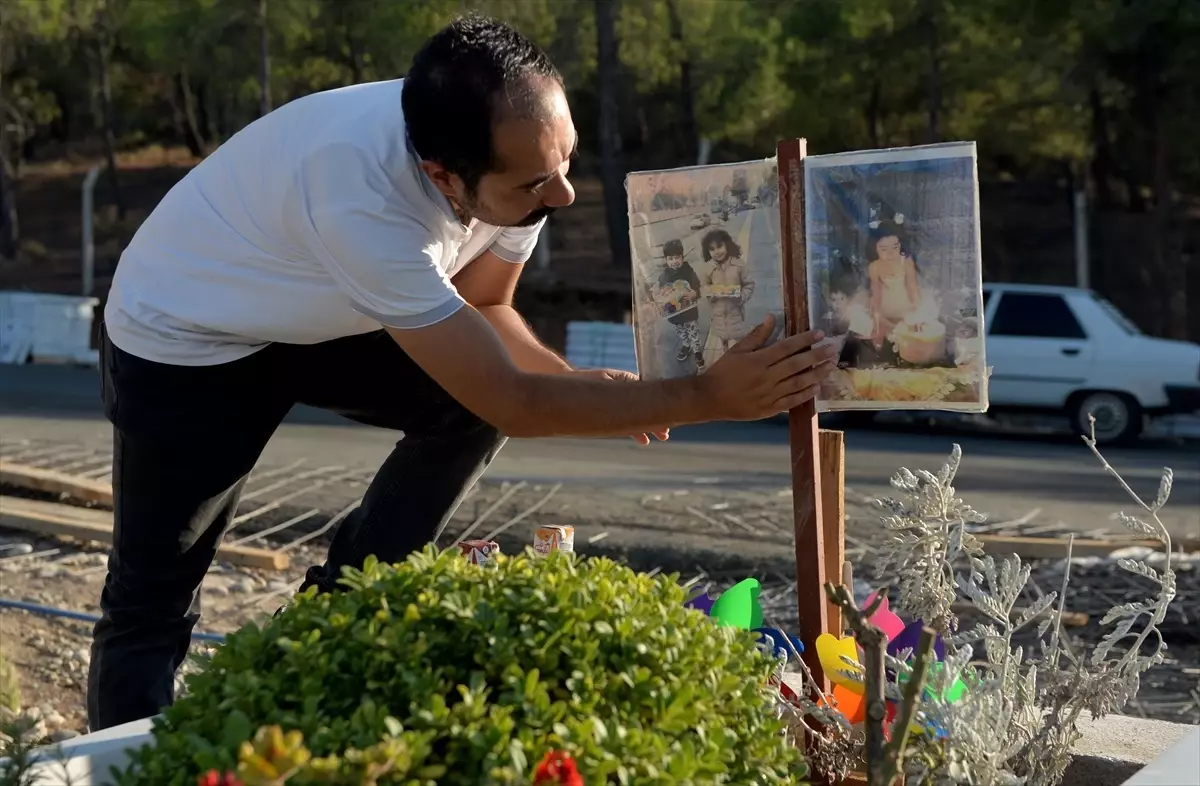 Depremde kaybettiği ailesinin mezarına hediyelerle gelen baba, acısını mezarlıkta yaşıyor