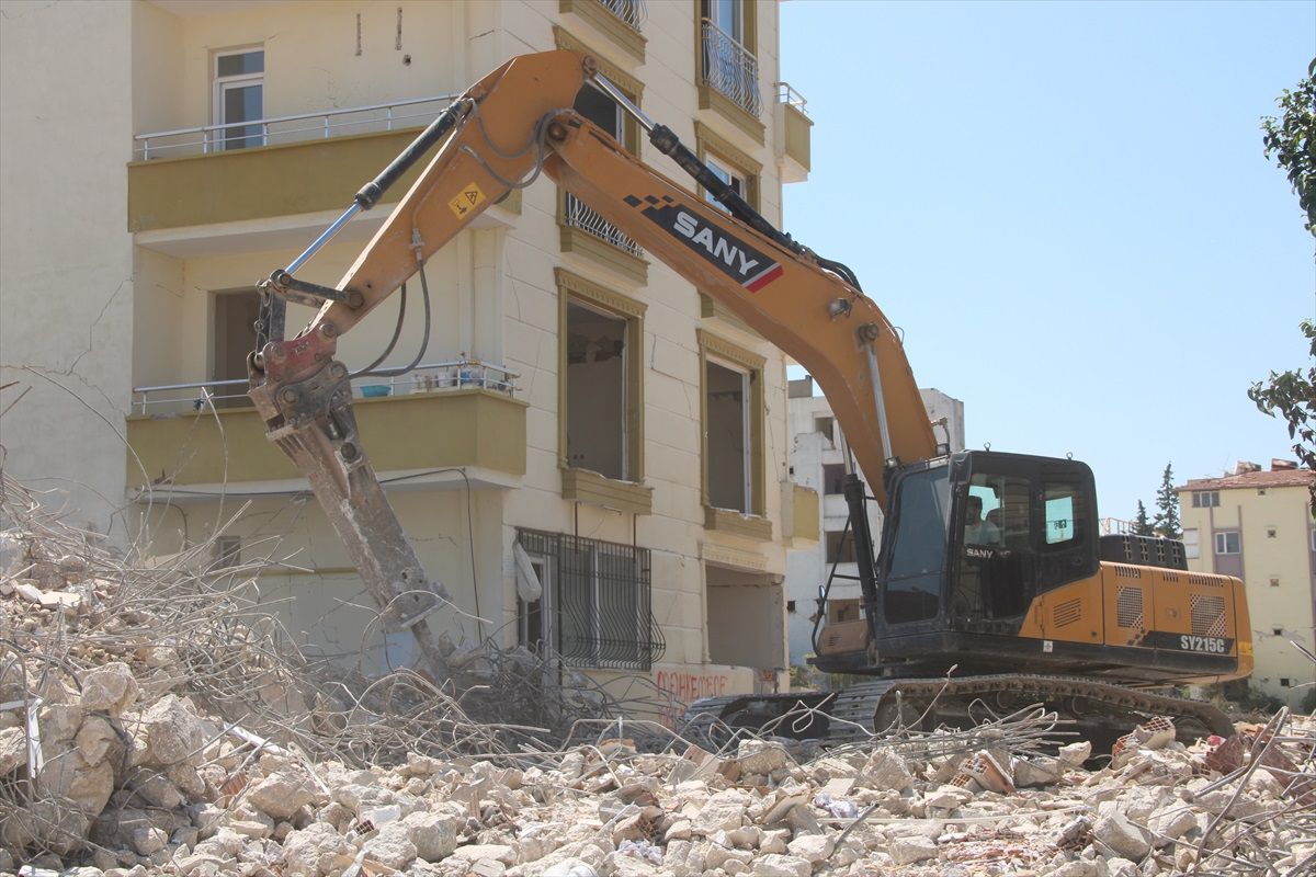 Hatay\'da depremden etkilenen 5 bina kontrollü şekilde yıkıldı