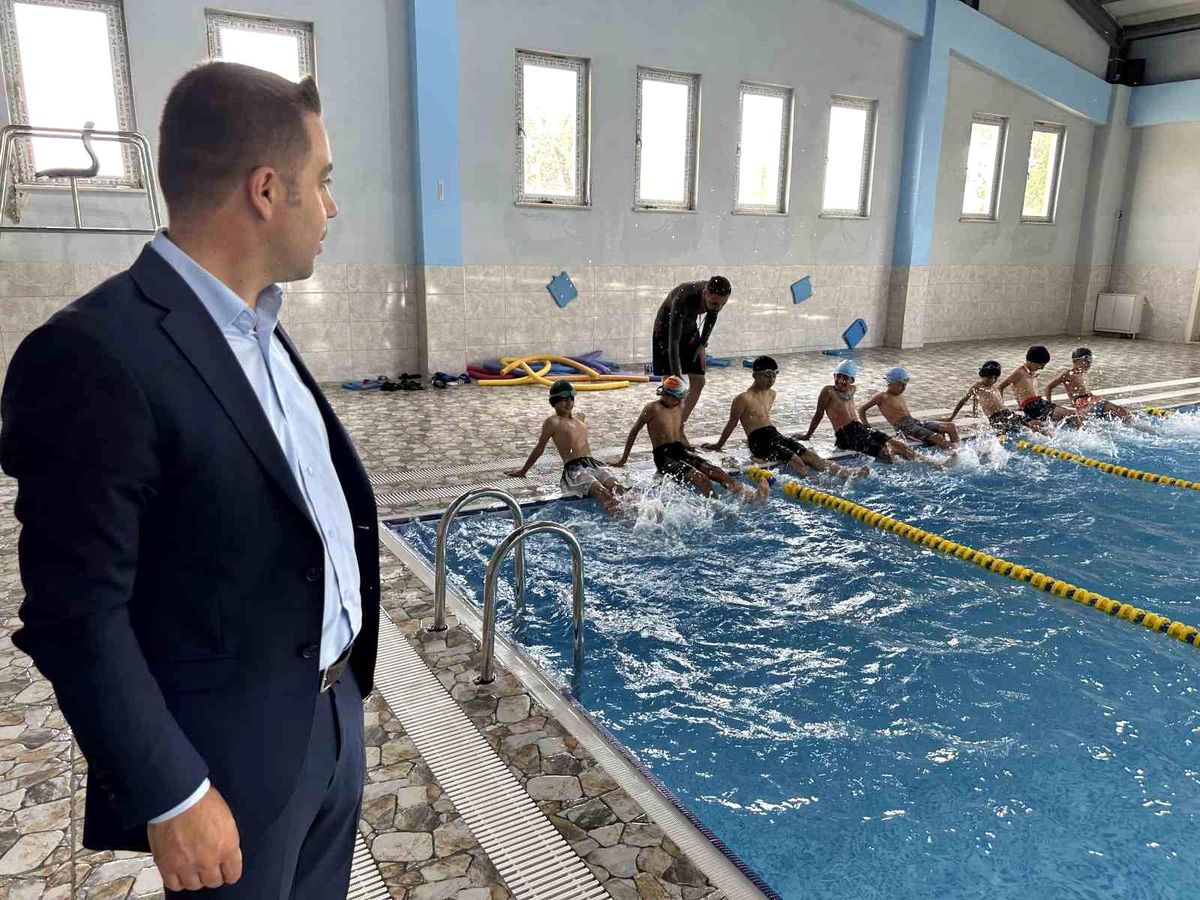 Hakkari\'de Tehlikeli Derede Yüzen Çocuklara Havuz Sürprizi