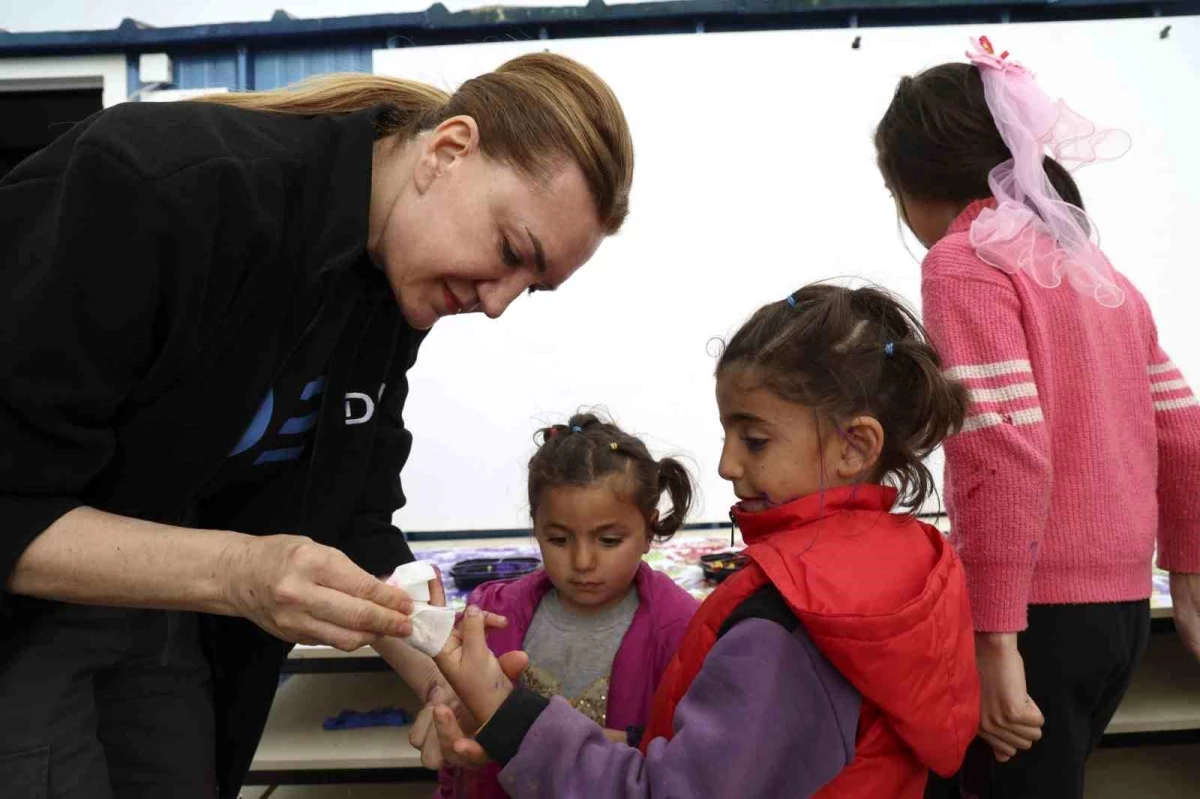 DEÜ, Kahramanmaraş depremlerinde çocuklara yardım çalışmalarını sürdürüyor