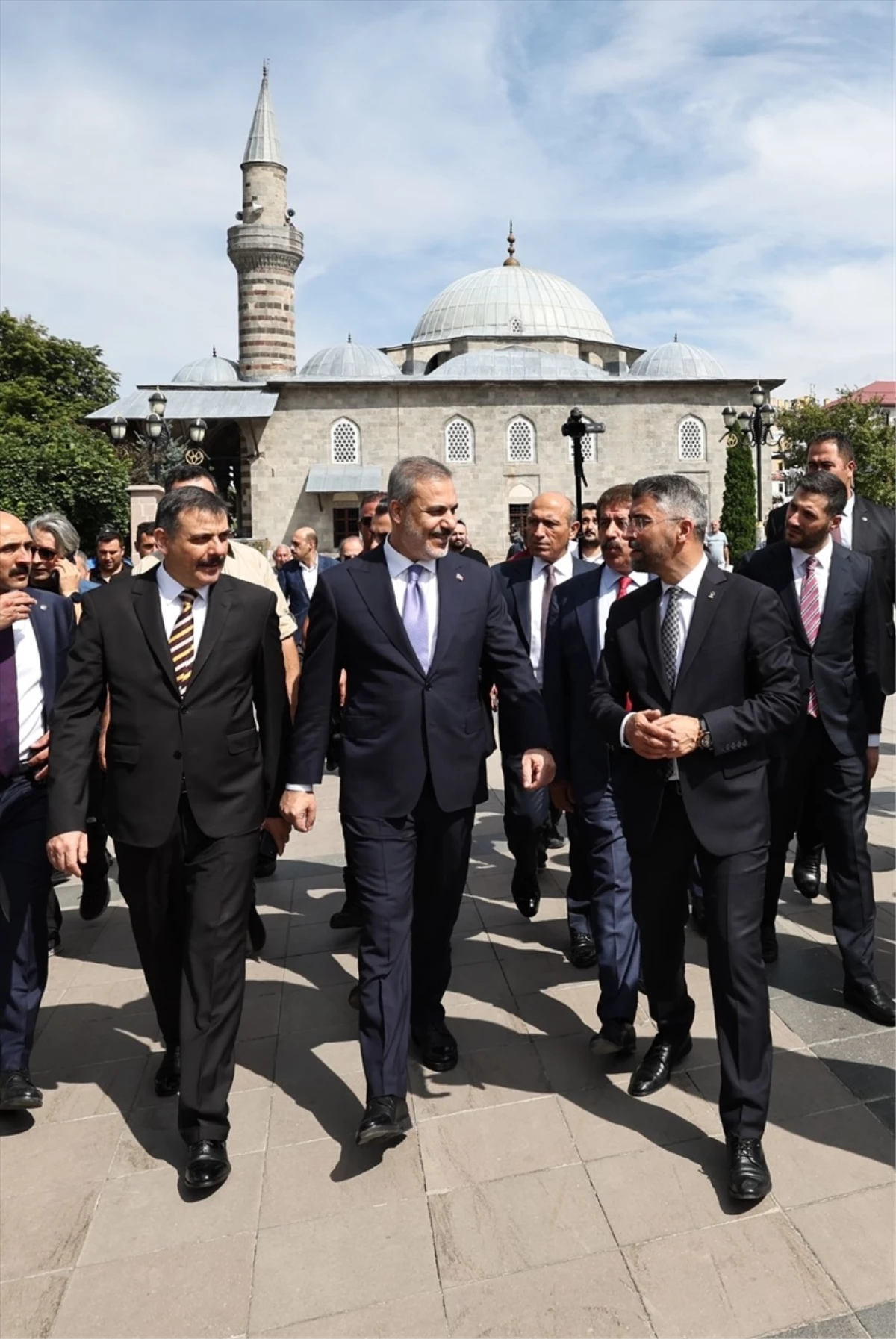 Dışişleri Bakanı Hakan Fidan, Erzurum Büyükşehir Belediyesi\'ni ziyaret etti