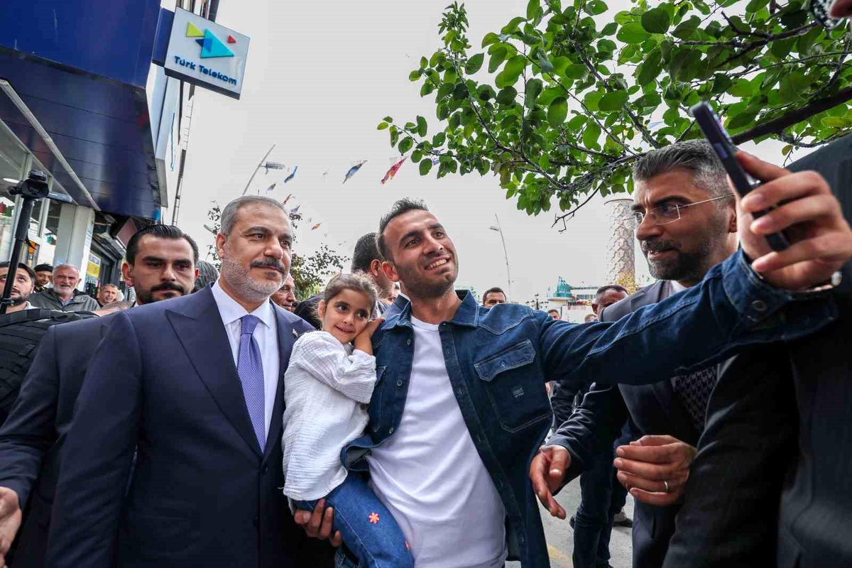 Dışişleri Bakanı Hakan Fidan, Erzurum\'da esnafı ziyaret etti, STK temsilcileri ile bir araya geldi