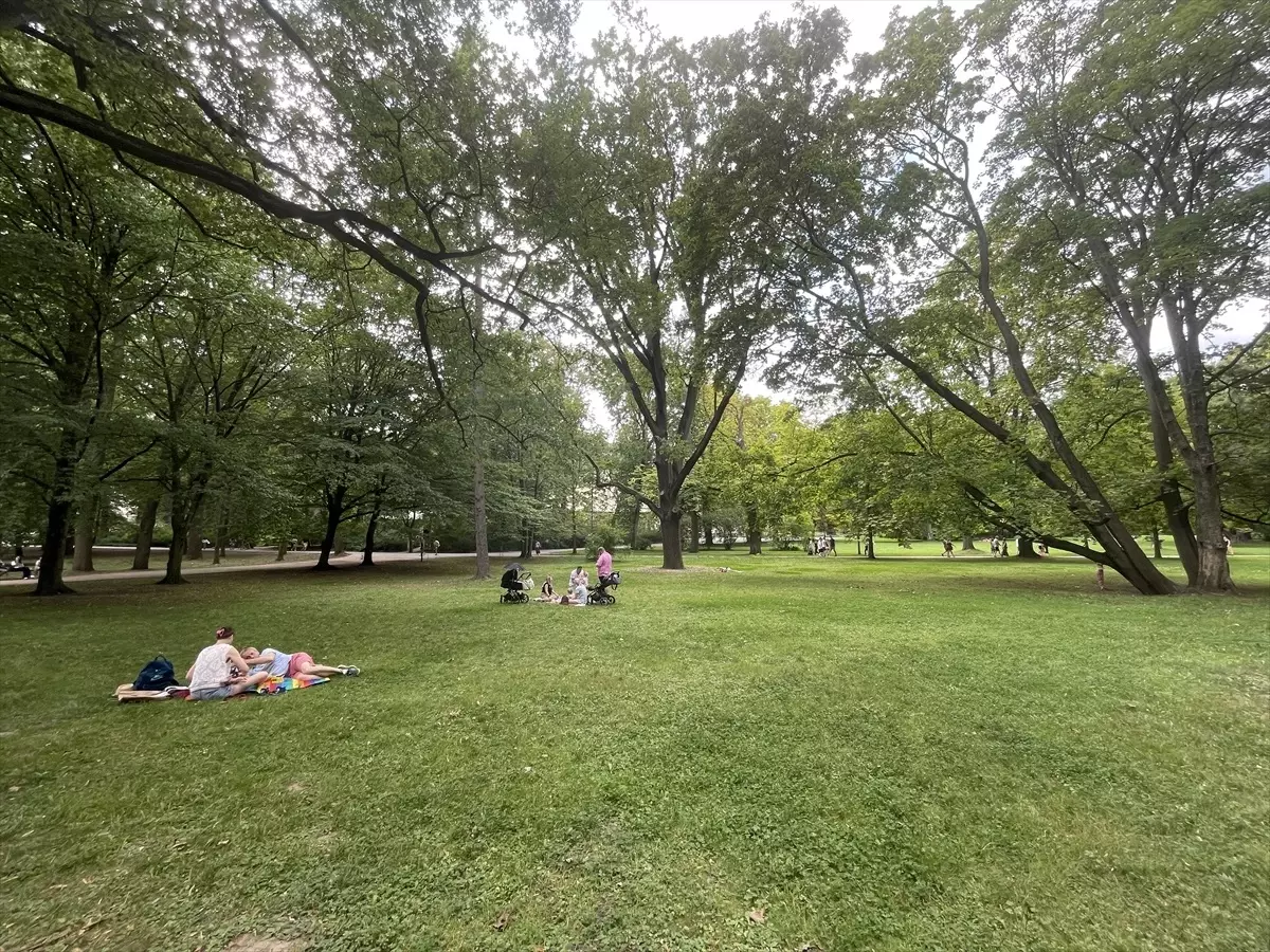 Varşova\'nın tarihi parkı Lazienki, turistlerin ilgi odağı