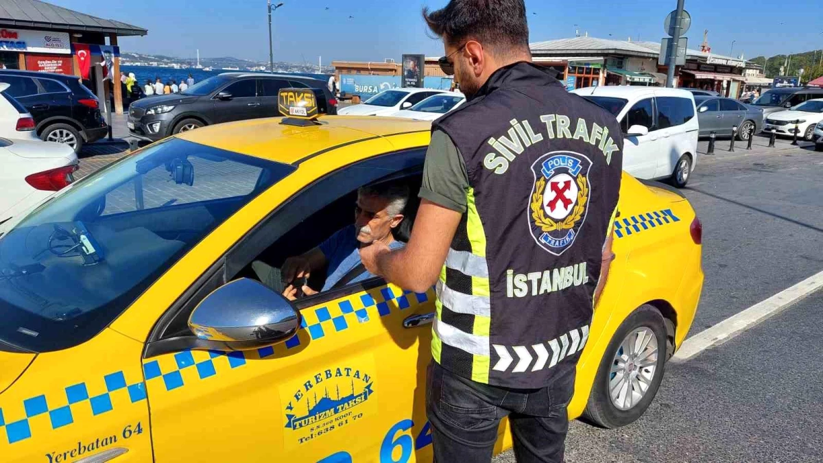 Eminönü\'nde Sivil Trafik Polisleri Taksilere Cezalar Kesti