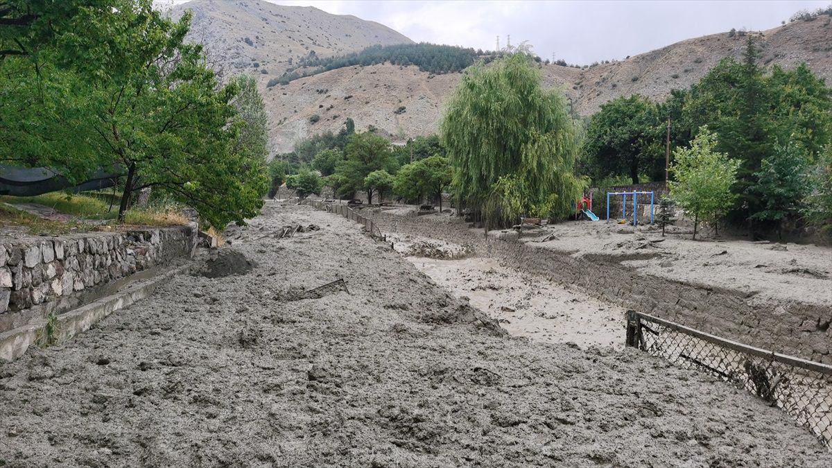 Erzincan\'da sel sonrası çalışmalar sürüyor