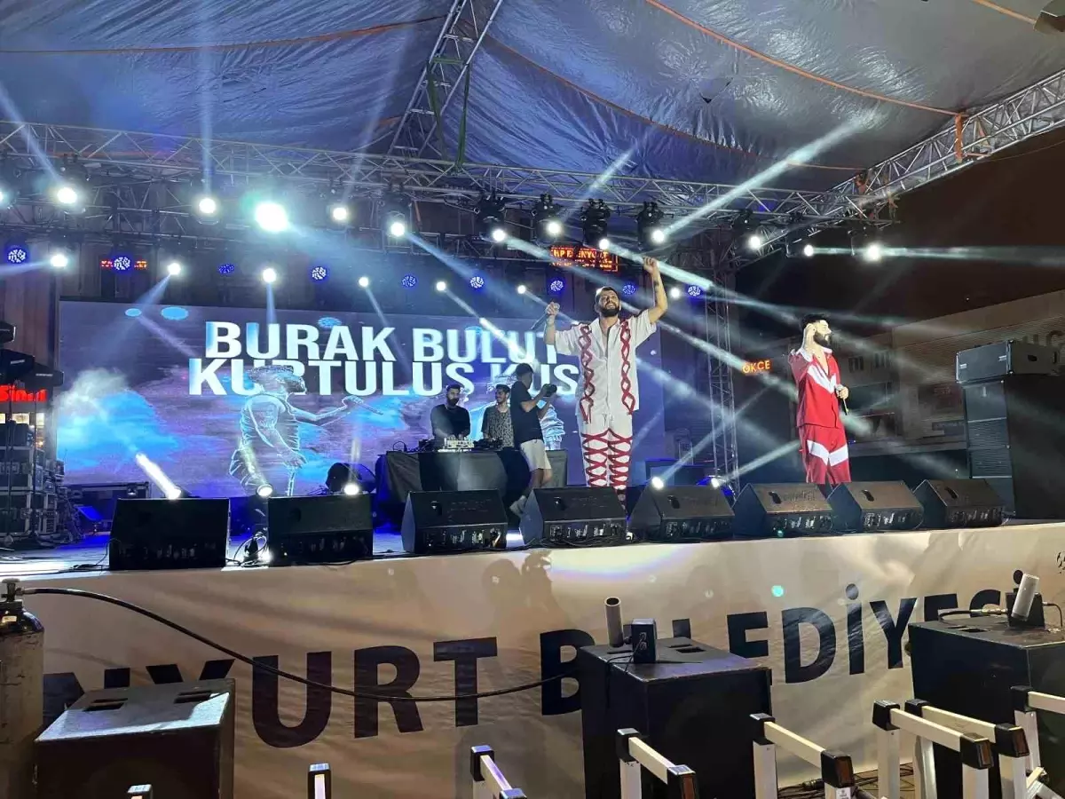 İstanbul Esenyurt\'ta Gençlik Festivali\'nde Burak Bulut ve Kurtuluş Kuş Konseri