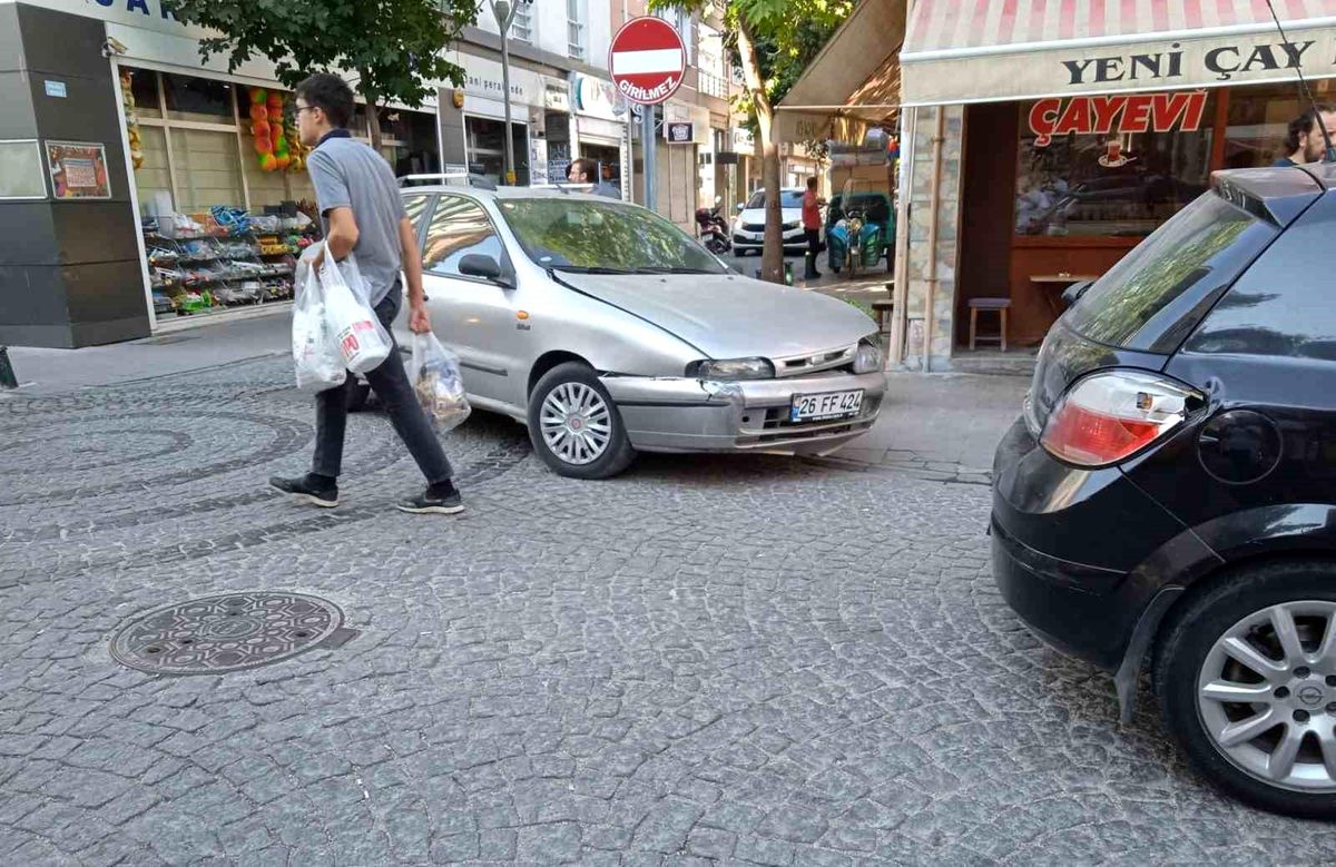 Eskişehir\'de Trafik Kazası: İki Araçta Maddi Hasar Meydana Geldi