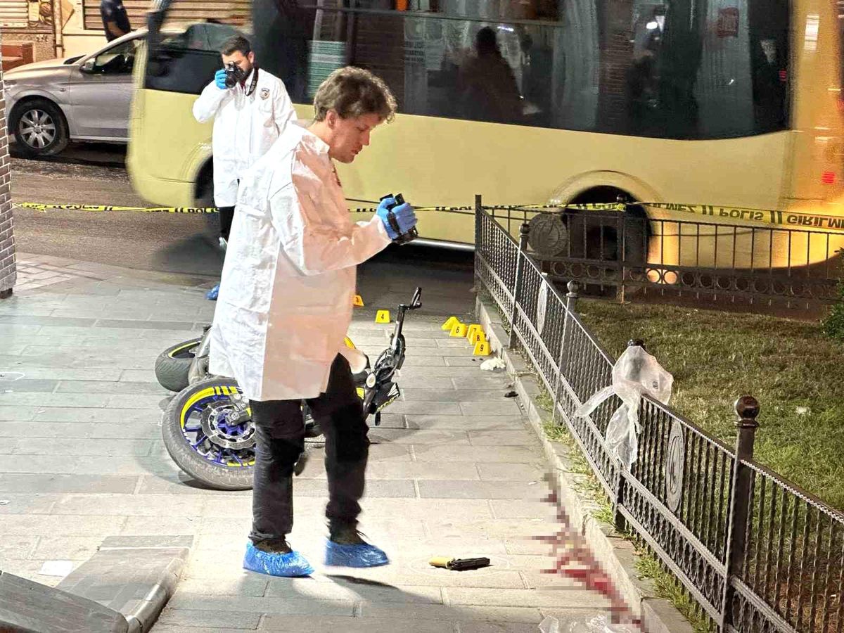 Gaziosmanpaşa\'da Motosikletli Şahıs Silahlı Saldırı Sonucu Hayatını Kaybetti