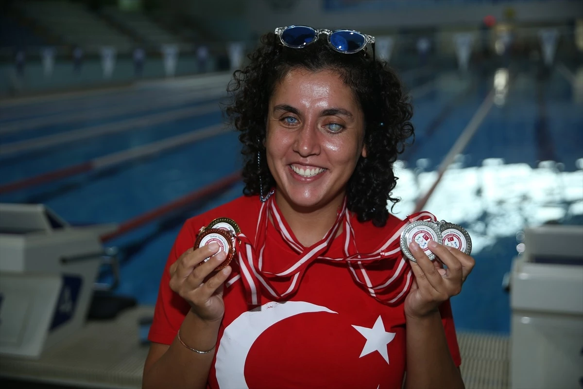 Görme Engelli Türkçe Öğretmeni Zeynep Yılmaz Milli Takım Hedefiyle Yüzme Çalışmalarını Sürdürüyor