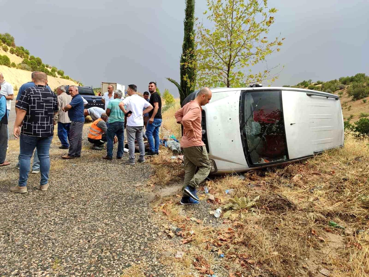 Adıyaman\'da Hafif Ticari Araç ile Otomobil Çarpıştı: 4 Yaralı