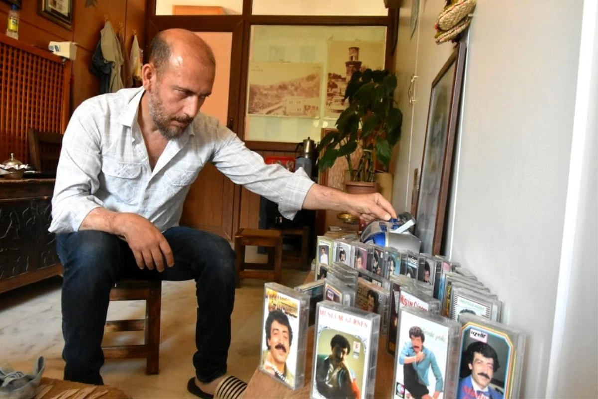 Bitlis\'te yaşayan son harik ustası Müslüm Gürses kasetlerini dinliyor