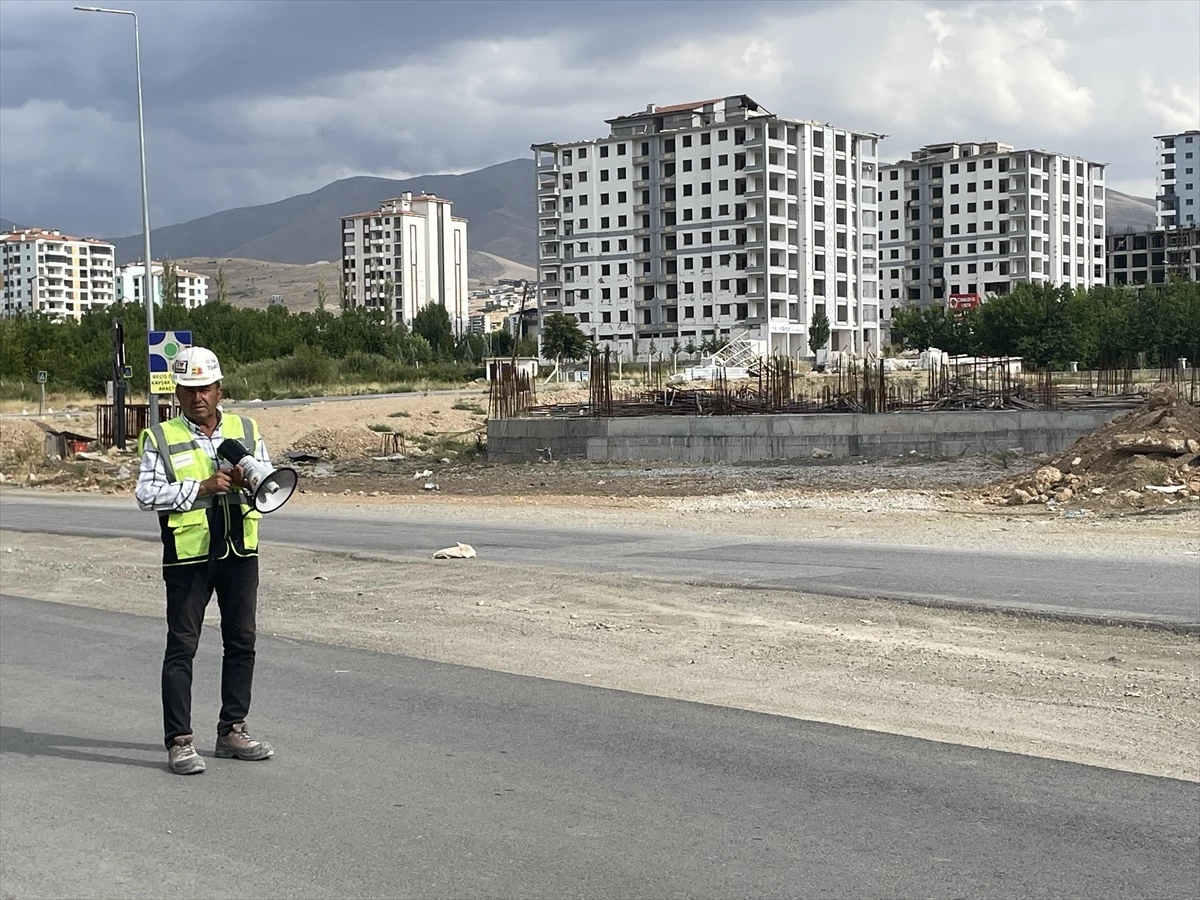 Malatya\'da depremden etkilenen binalar patlayıcıyla yıkıldı