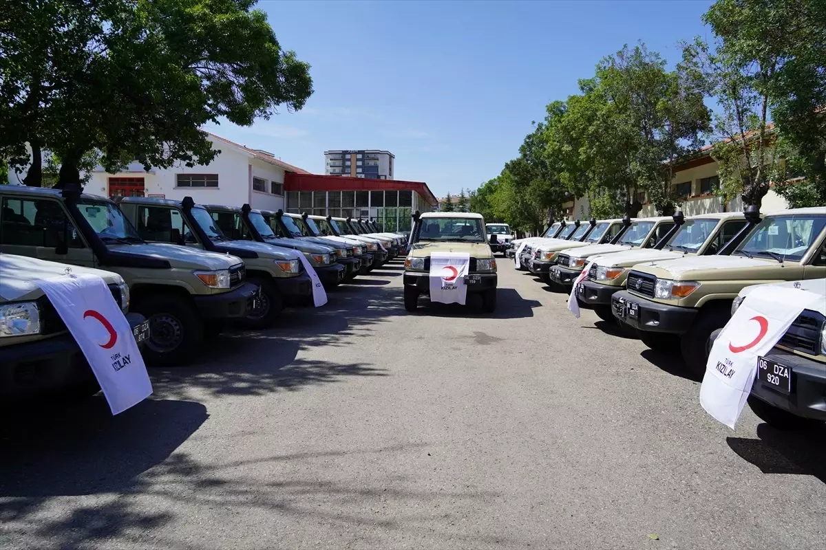 Japon Kızılhaçı, Türk Kızılay\'a 30 adet arazi aracı bağışladı