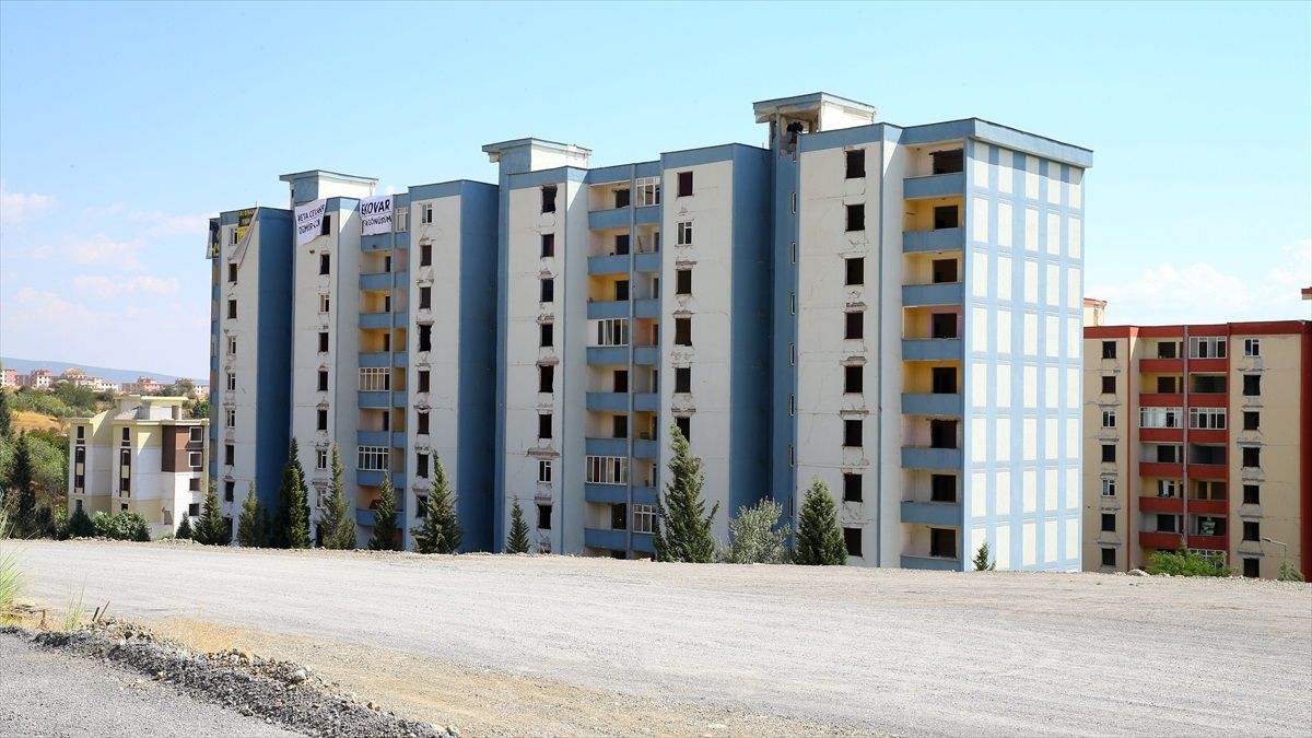 Kahramanmaraş\'ta ağır hasarlı bina patlayıcıyla yıkıldı