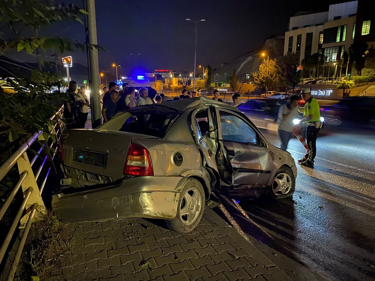 Karabük\'te ağaca çarpan otomobilin sürücüsü yaralandı