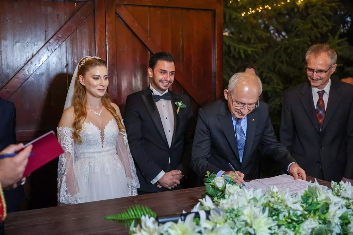 Kılıçdaroğlu, İsmet Demirdöğen\'in oğlunun nikah şahitliğini yaptı