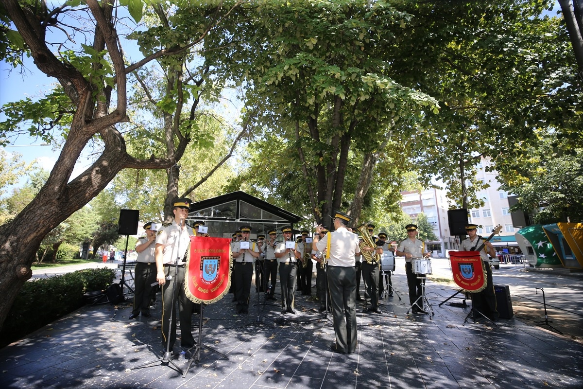 Kırklareli\'nde 5. Kolordu Bölge Bando Komutanlığı 30 Ağustos Zafer Bayramı etkinlikleri kapsamında konser verdi