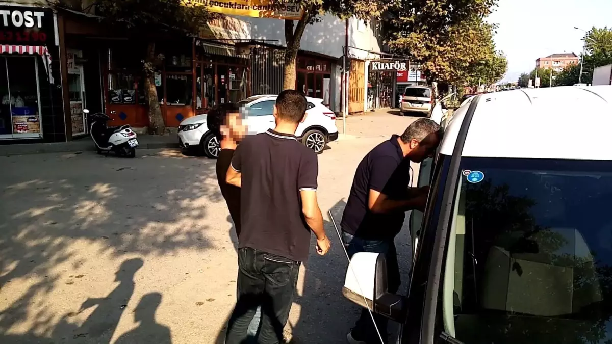 Marketten çalıp kaçan hırsızlık şüphelisi vatandaşlar tarafından yakalandı