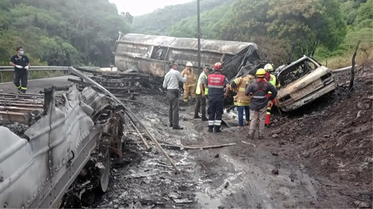 Meksika\'da zincirleme trafik kazasında yakıt tankeri devrildi: 8 kişi yanarak can verdi 