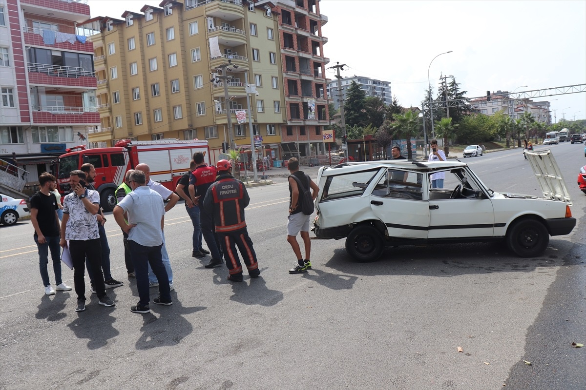 Ünye\'de kamyon ile otomobil çarpıştı: 1 yaralı