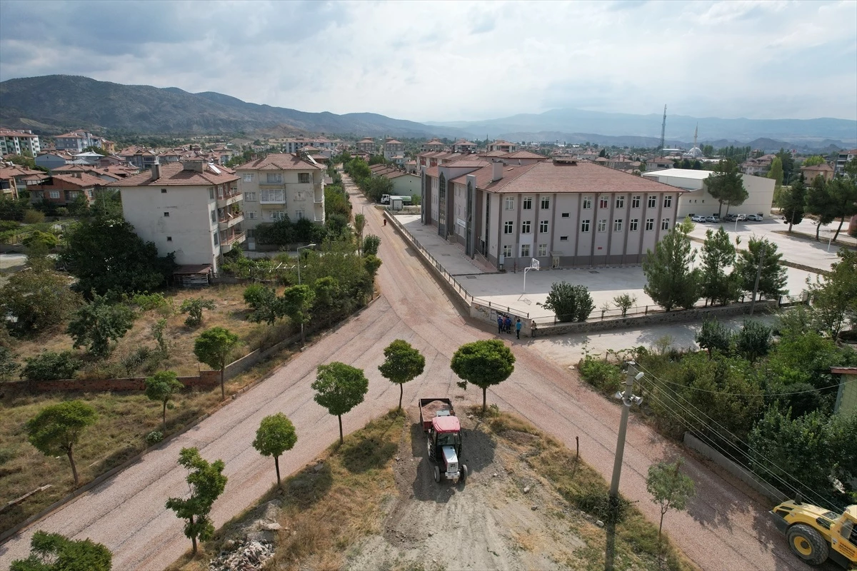 Osmancık ilçesinde asfalt serim çalışmaları sürüyor