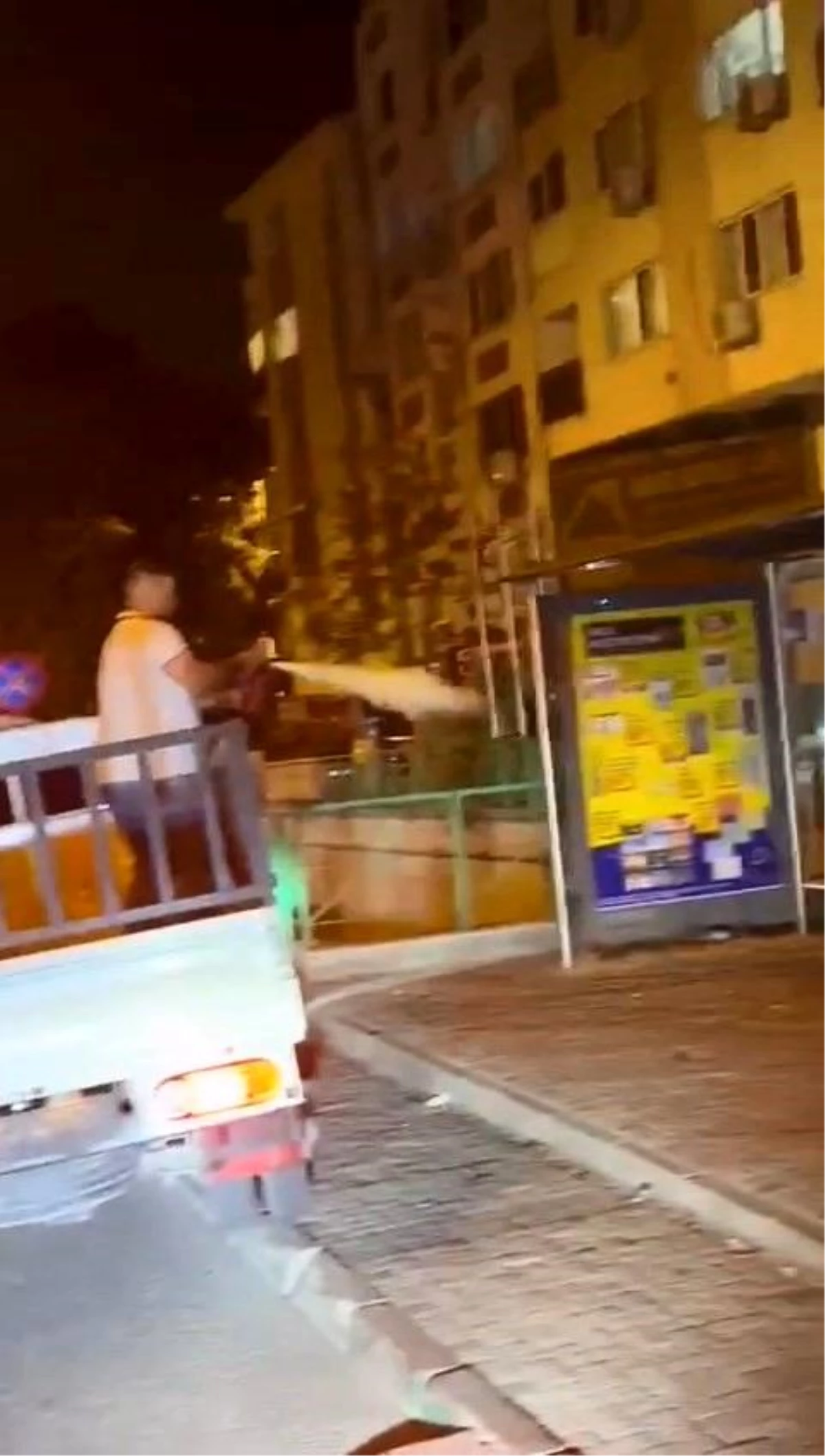 Bursa\'da Gençler Otobüs Durağında Kişiye Yangın Söndürme Tüpü Sıktı