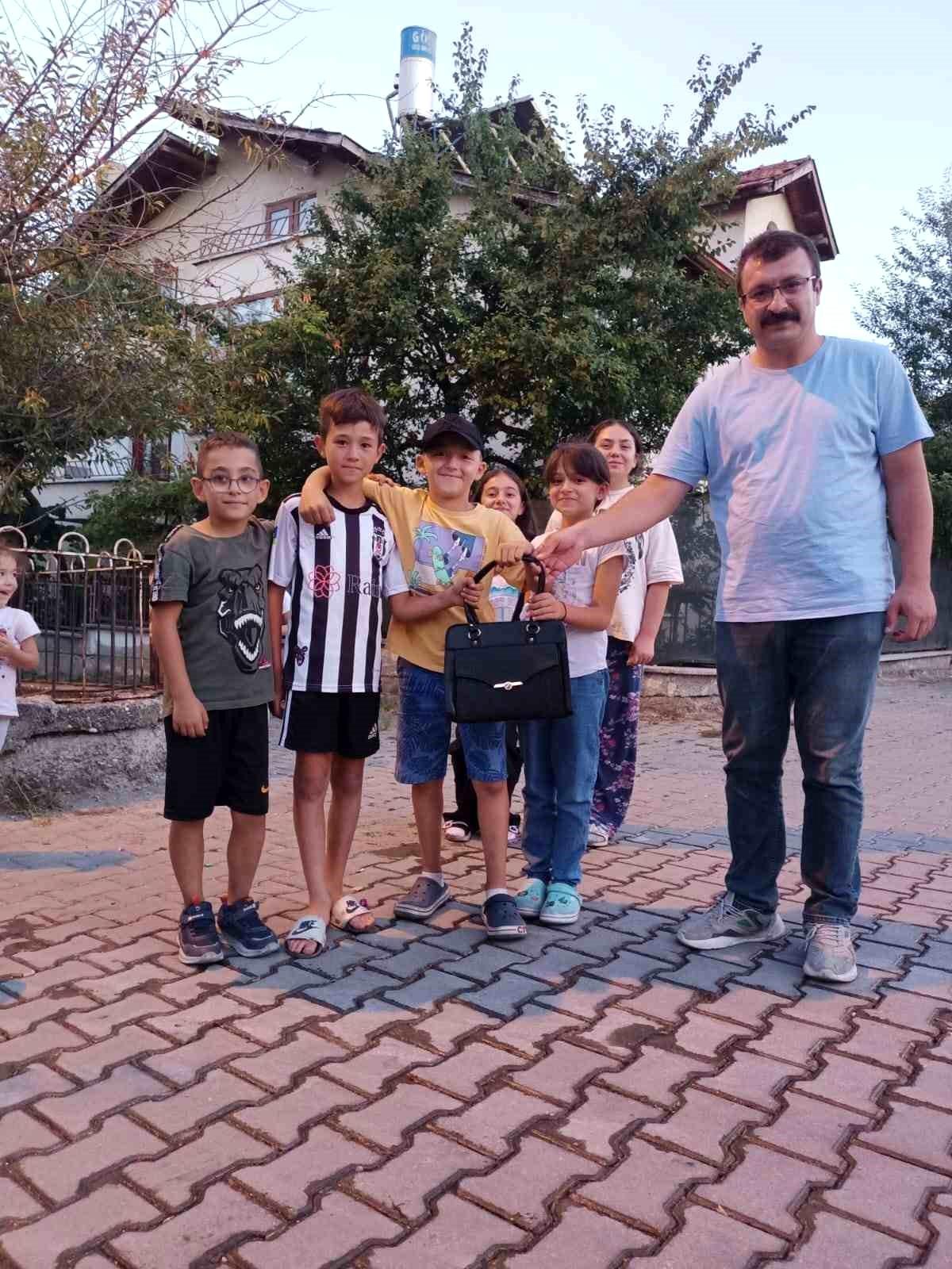 Kastamonu\'da Çocuklar Nakit Para ve Döviz Bulunan Çantayı Sahibine Ulaştırdı