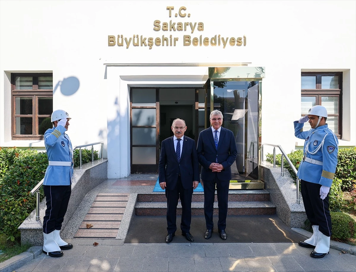 Sakarya Valisi Yaşar Karadeniz, Büyükşehir Belediye Başkanı Ekrem Yüce\'yi ziyaret etti