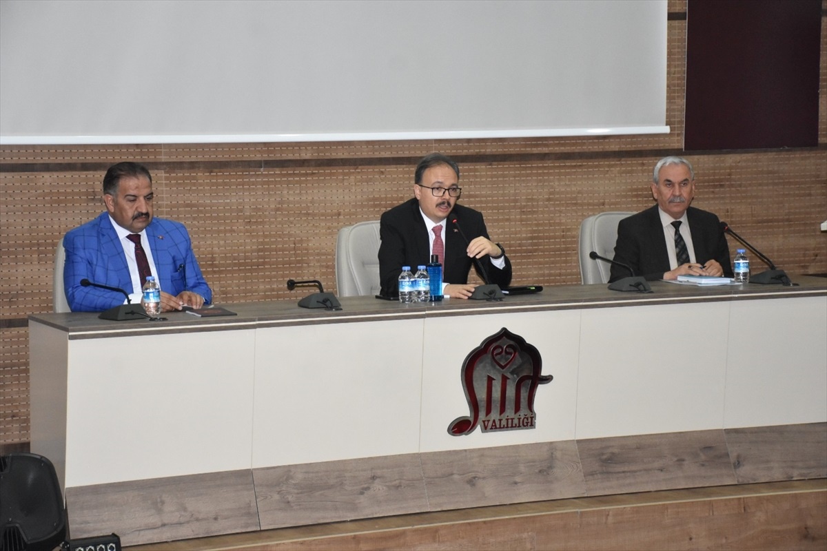 Siirt Valisi ve Belediye Başkan Vekili Kemal Kızılkaya, köy ve mahalle muhtarları ile bir araya geldi