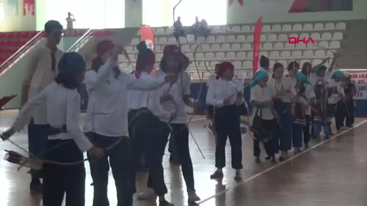 İskenderun'da Depremzedeler Türk Okçuluk Turnuvasıyla Zafer Bayramı'nı Kutladı